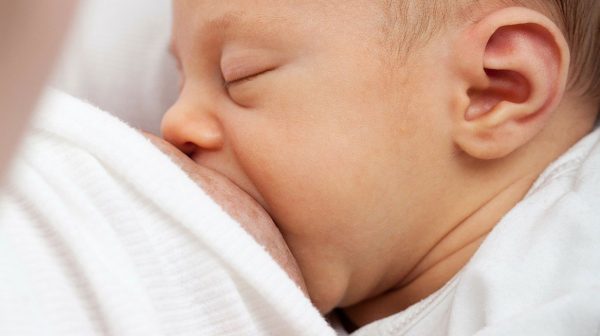 Moeder-krijgt-boete-van-agent-voor-geven-borstvoeding-in-auto