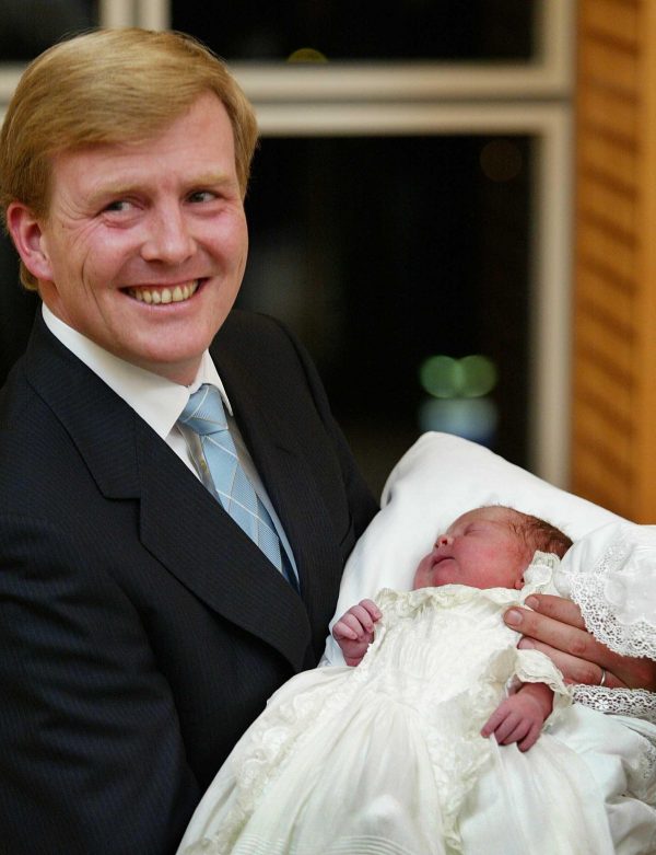 Prins Willem-Alexander presenteert dochter Catharina-Amalia aan het Nederlandse volk vanuit het Bronovo ziekenhuis in Den Haag: