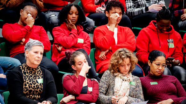 Hoop-emotie-en-tranen-tijdens-debat-over-kinderopvangtoeslag in Tweede Kamer