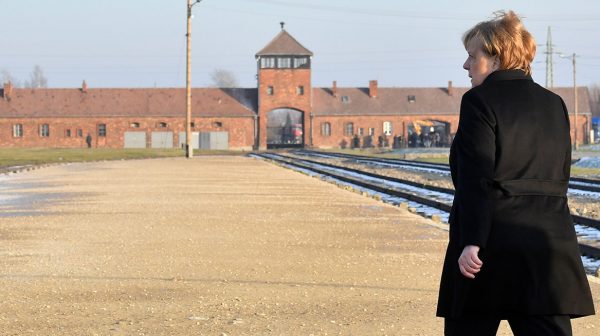 Angela-Merkel-bezoekt-voor-het-eerst-concentratiekamp-Auschwitz