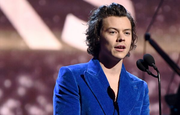 Zanger Harry Styles staat volledig naakt op z'n nieuwe albumhoes