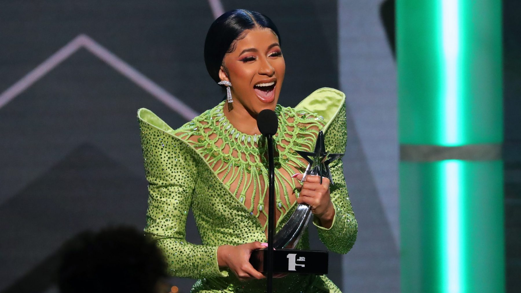 Ja hoor, ze heeft 'm Cardi B siert eerste Voguecover ooit mét dochter