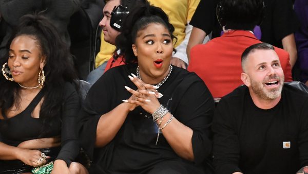 Getty - Zangeres Lizzo twerkt in een string bij basketbalwedstrijd