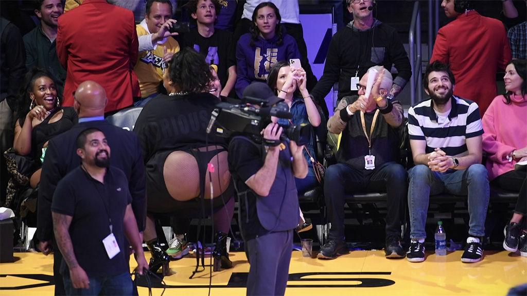 Zangeres Lizzo twerkt in een string bij basketbalwedstrijd