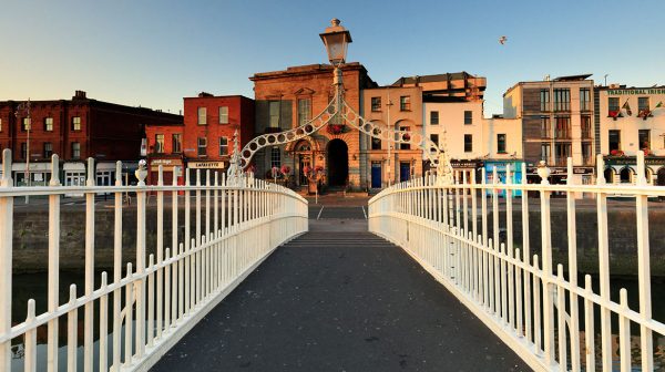 Ieren-hangen-jas-over-brug-in-Dublin-om-daklozen-te-helpen