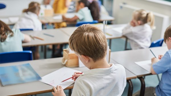 TIENDUIZEND LEERLINGEN OP AMSTERDAMSE BASISSCHOOL ZITTEN ZONDER DOCENT