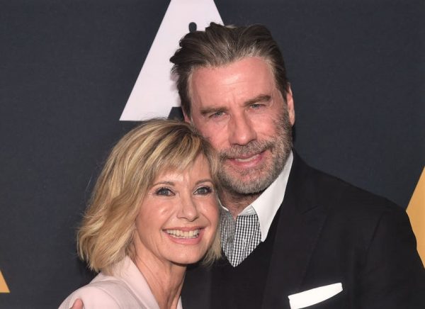 Olivia Newton-John en John Travolta in Grease-outfit op feestje