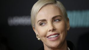 Thumbnail voor Charlize Theron deelt familietrauma: 'Mijn moeder schoot mijn vader dood'