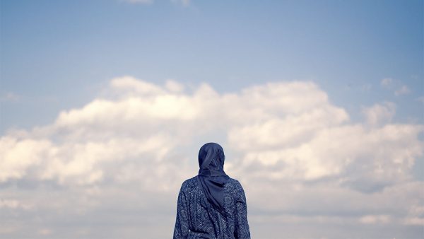 vrouw krijgt ruim een ton voor verplicht afdoen hoofddoek