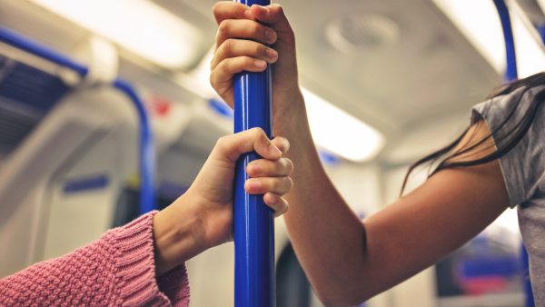 bacterie bacterien metro trapleuning hand vasthouden OV