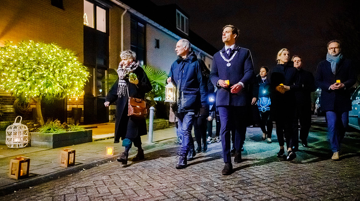 Lichtjestocht-ter-herdenking-doodgestoken-man-in-Hoofddorp