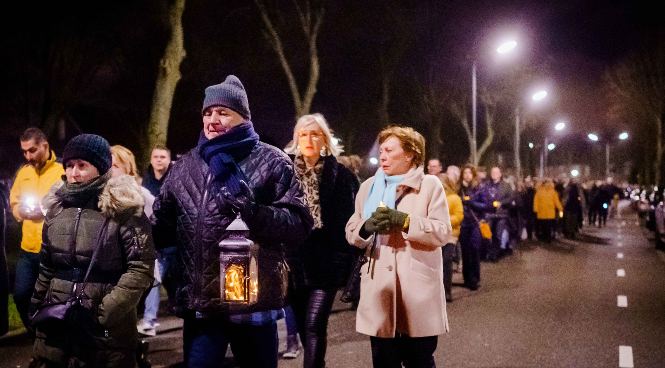 Lichtjesparade-ter-gedachtenis-aan-neergestoken-man-Hoofddorp