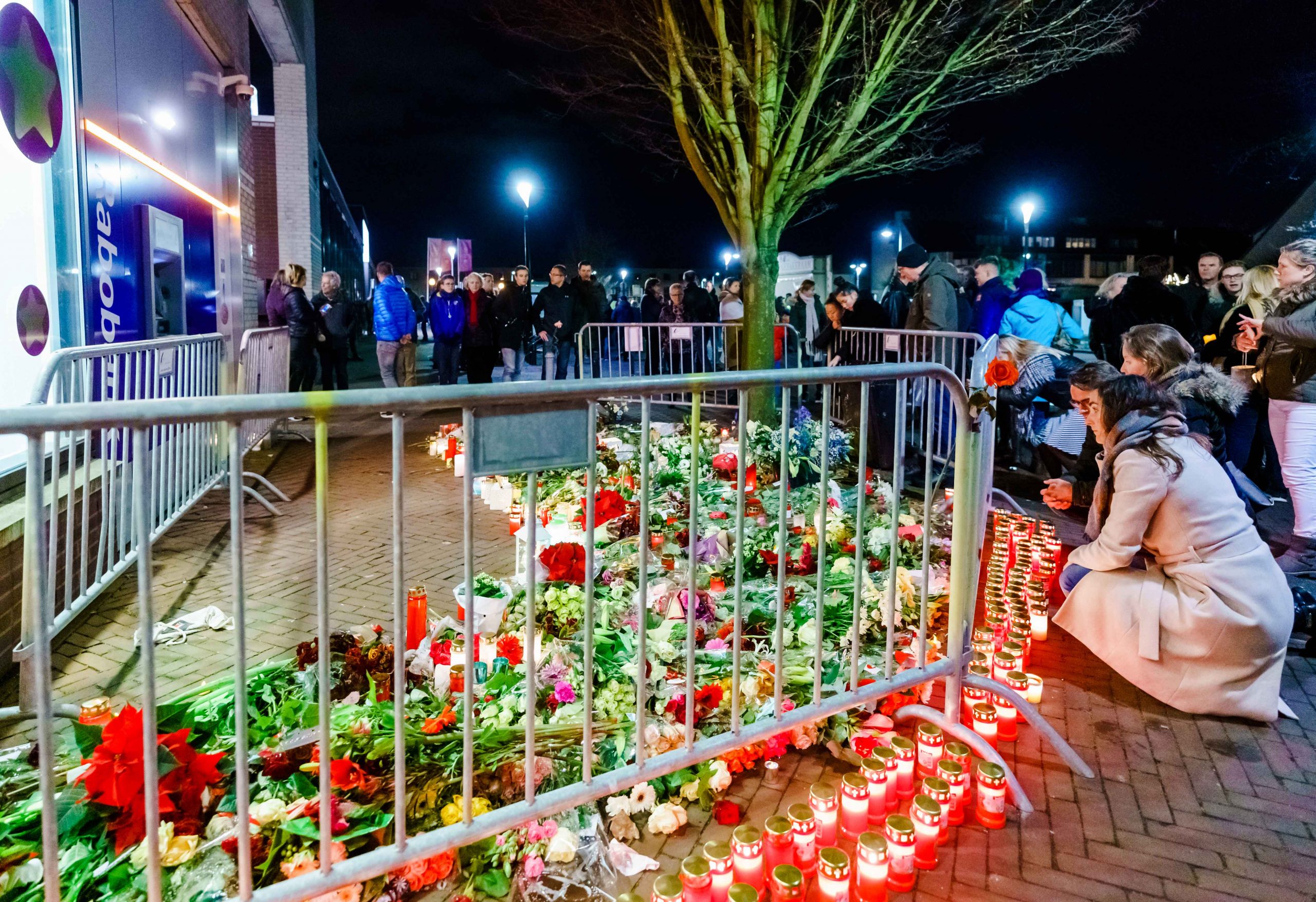 Lichtjesparade-ter-herdenking-neergestoken-man-Hoofddorp-1