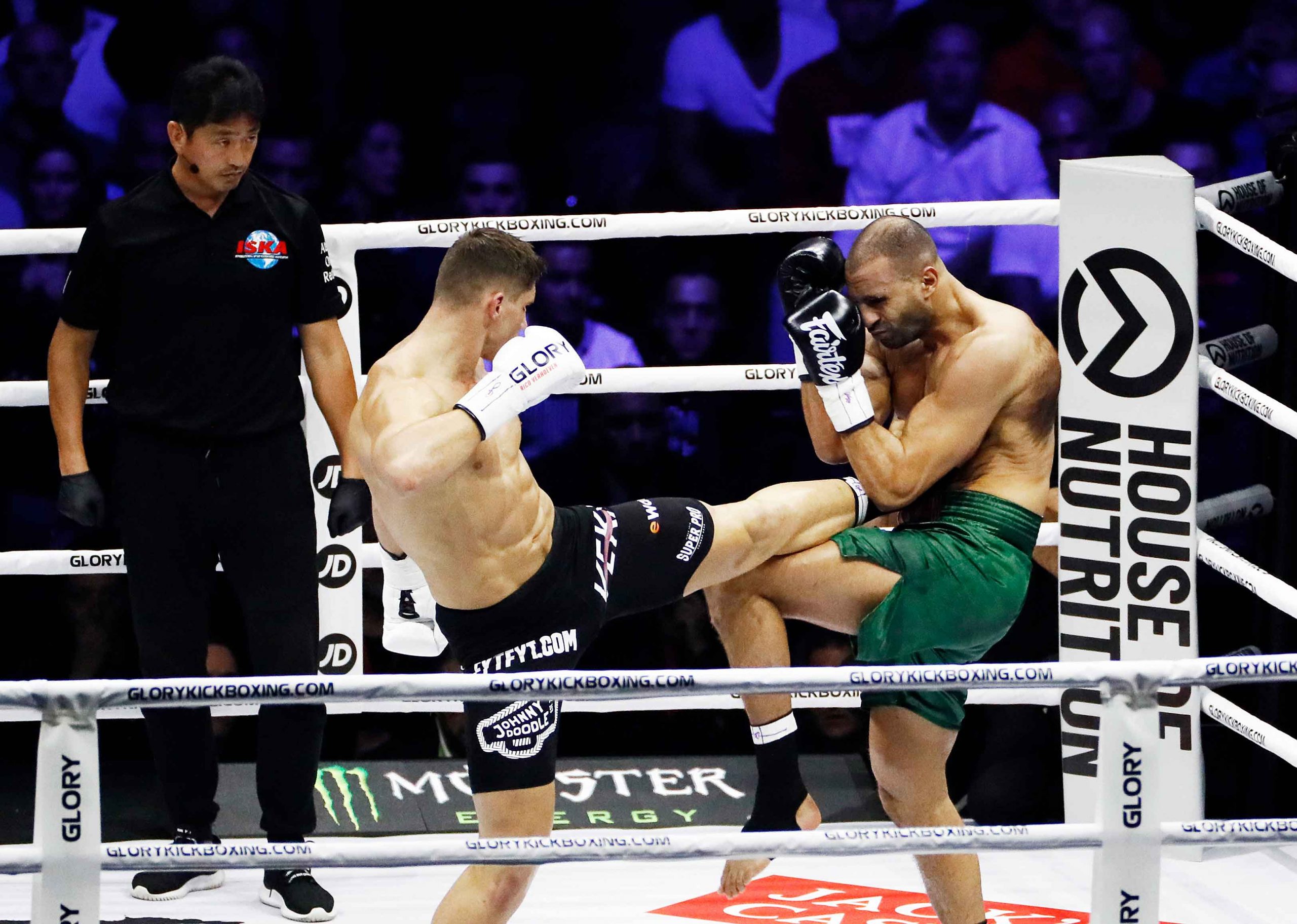 Badr-Hari-versus-Rico-Verhoeven-blessure-5