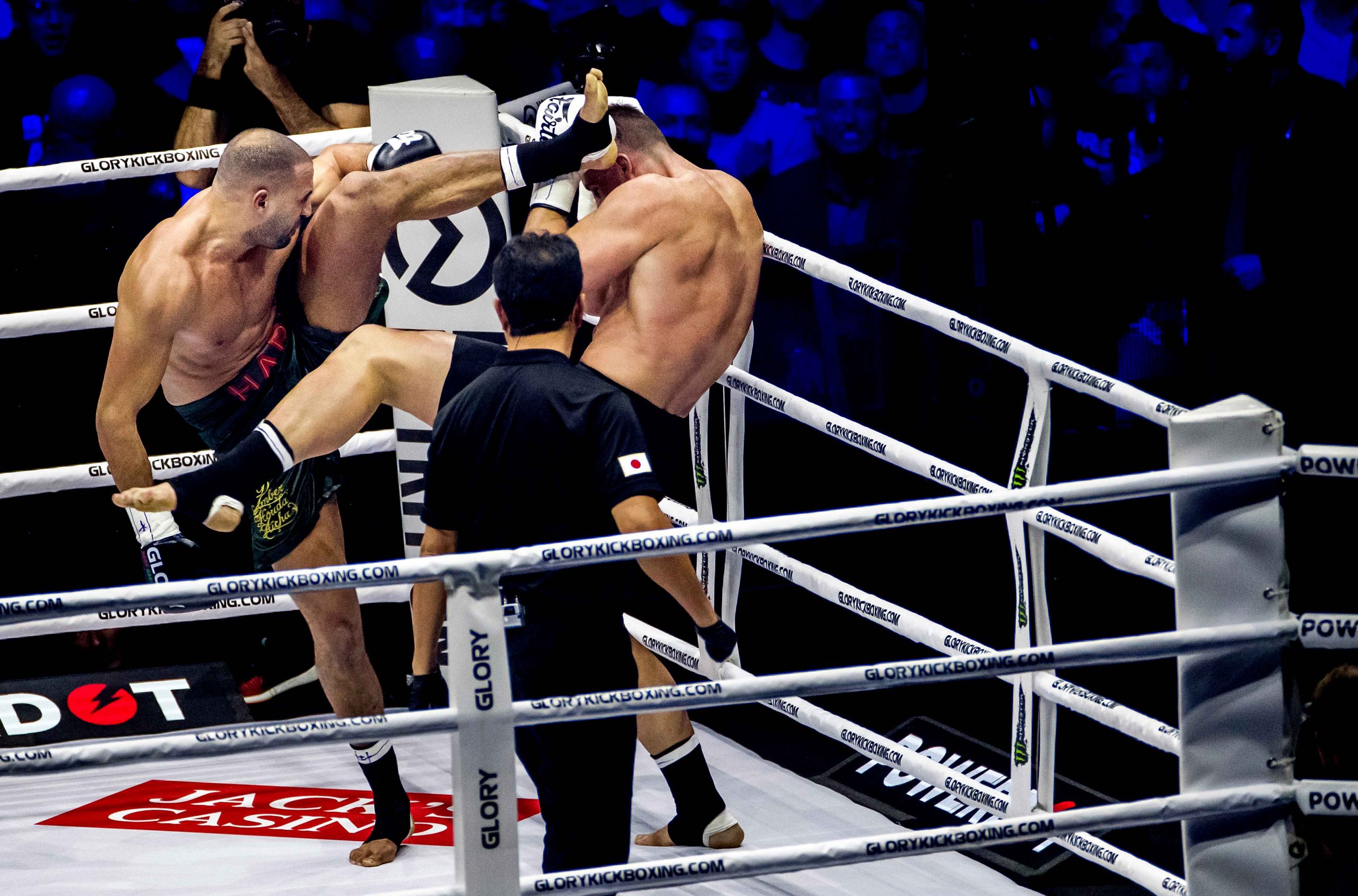 Badr-Hari-versus-Rico-Verhoeven-blessure-1