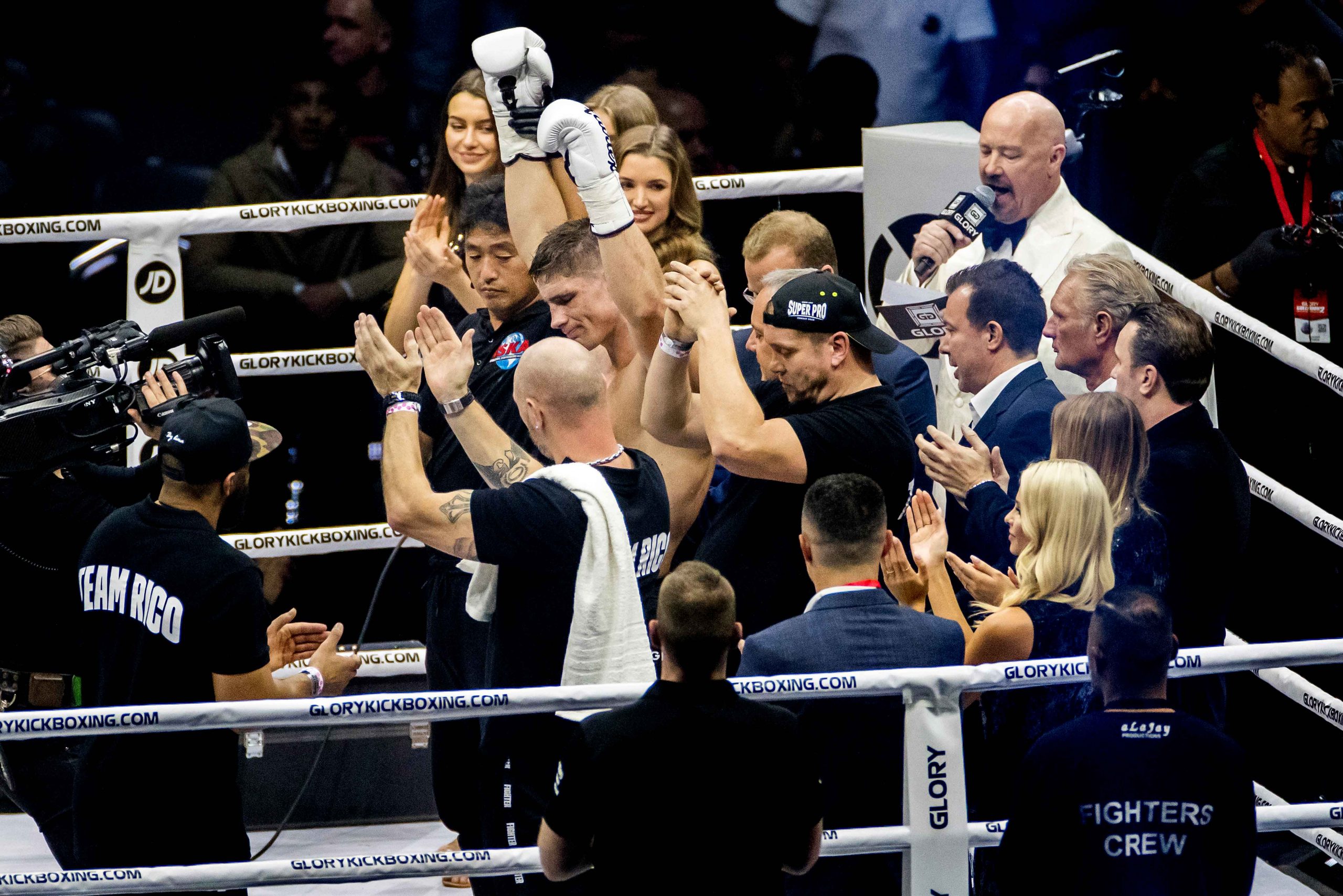 Badr-Hari-versus-Rico-Verhoeven-blessure-3