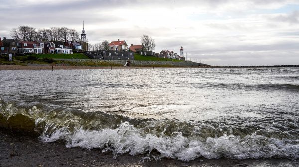 Auto-te-water-in-Hoorn-bestuurder-spoorloos-verdwenen