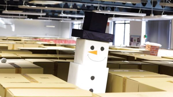 werknemers-zoeken-bureau-in-winters-kerstdoolhof