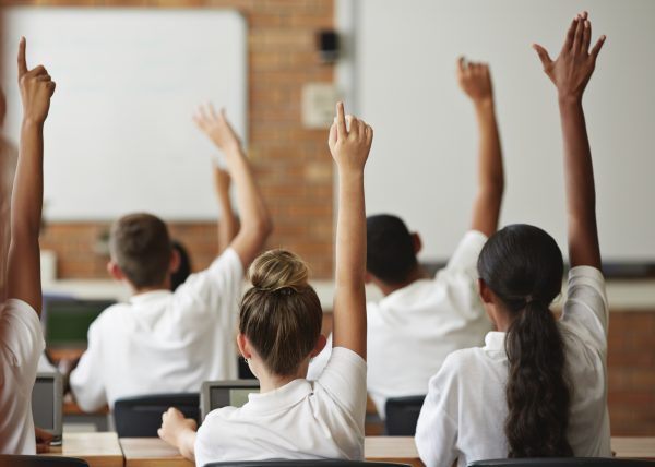 Docent gaat viraal met pak van menselijk lichaam