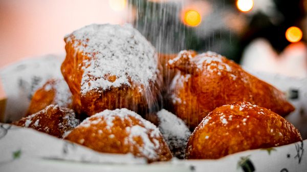 Oliebollen bakken_ Gooi je frituurvet daarna beter níet in de wc