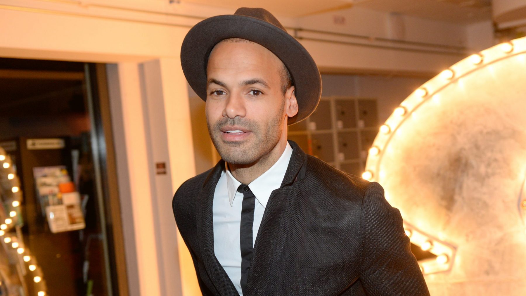 Alain Clark zingt 'Father and Friend' voor het eerst met zijn eigen zoon (9) LINDA.nl Alain Clark zingt 'Father and Friend' voor het eerst met zijn eigen zoon (9) LINDA.nl