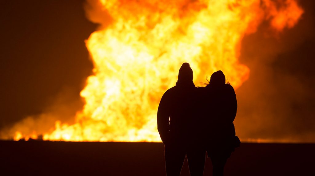 Honderden-mensen-lopen-mee-in-fakkeltocht-voor-vreugdevuren-in-Scheveningen