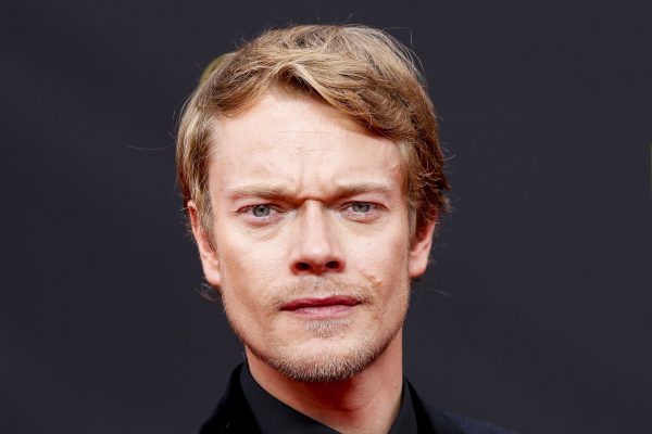 Game of Thrones-acteur Alfie Allen treurt om overlijden stuntdouble