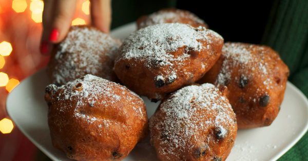 Hoe slecht is een oliebol? We vergelijken 'm met een eierkoek