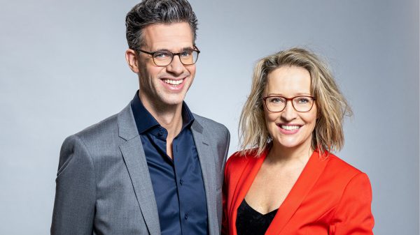 Erik Dijkstra en Willemijn Veenhoven van BNNVARA trappen vanavond af met de dagelijkse talkshow Op1.