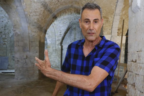 Uri Geller (73) solliciteert voor 'gekkie'-vacature bij overheid