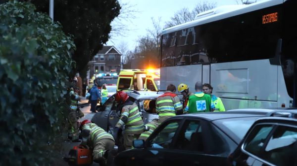 bus-ramt-vijf-auto-s-in-bussum