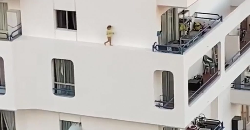 Peuter loopt over richel appartementencomplex