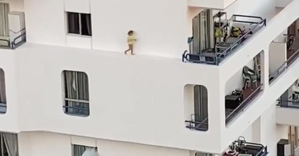 Peuter loopt over richel appartementencomplex