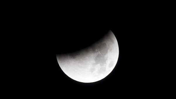 gedeeltelijke maansverduistering vrijdagavond te zien helder weer