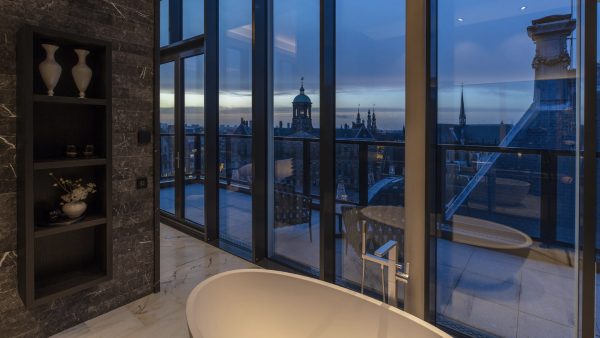 Het penthouse op Dam 3 in Amsterdam is te koop voor 11,5 miljoen euro.