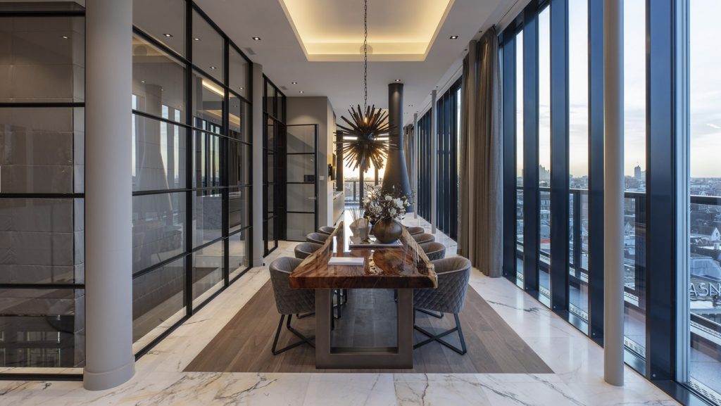 Het penthouse op Dam 3 in Amsterdam is te koop voor 11,5 miljoen euro.