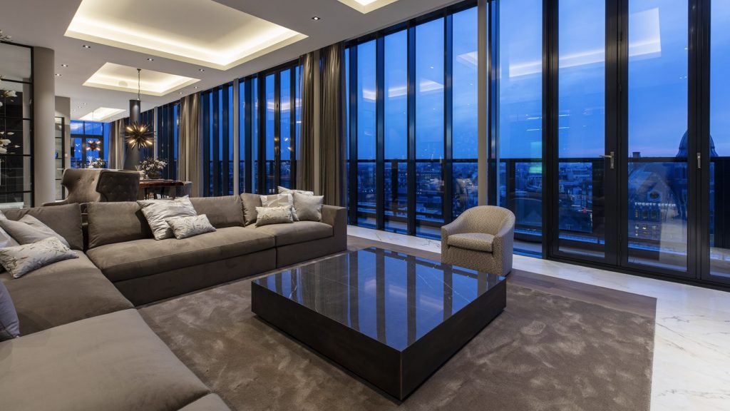 Het penthouse op Dam 3 in Amsterdam is te koop voor 11,5 miljoen euro.