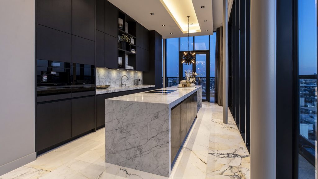 Het penthouse op Dam 3 in Amsterdam is te koop voor 11,5 miljoen euro.