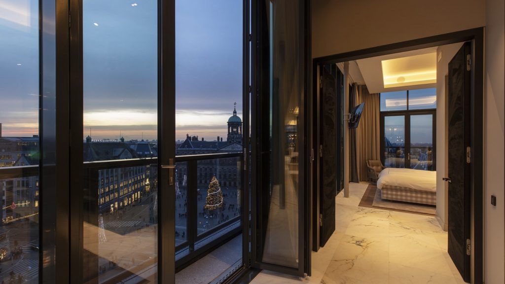 Het penthouse op Dam 3 in Amsterdam is te koop voor 11,5 miljoen euro.