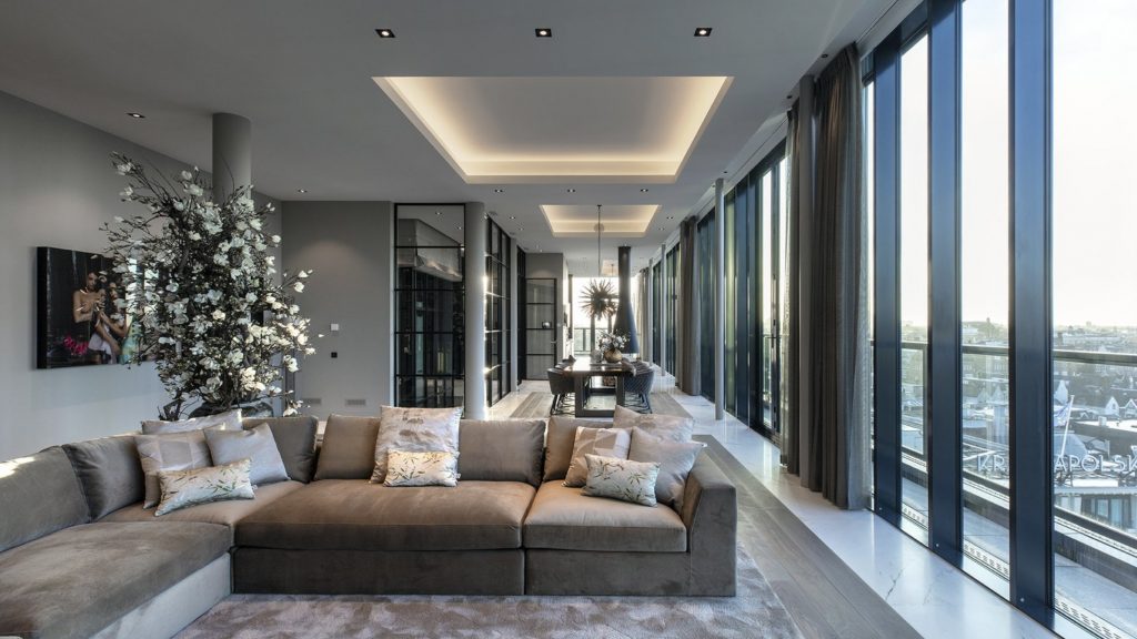 Het penthouse op Dam 3 in Amsterdam is te koop voor 11,5 miljoen euro.