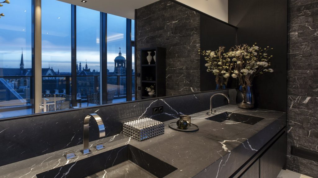 Het penthouse op Dam 3 in Amsterdam is te koop voor 11,5 miljoen euro.