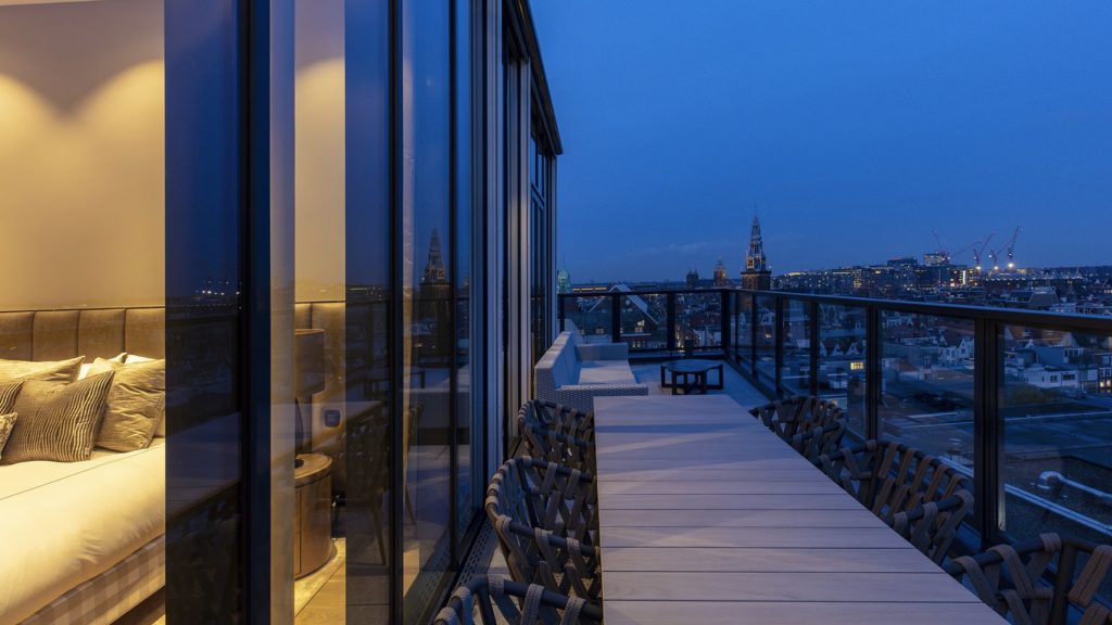 Het penthouse op Dam 3 in Amsterdam is te koop voor 11,5 miljoen euro.