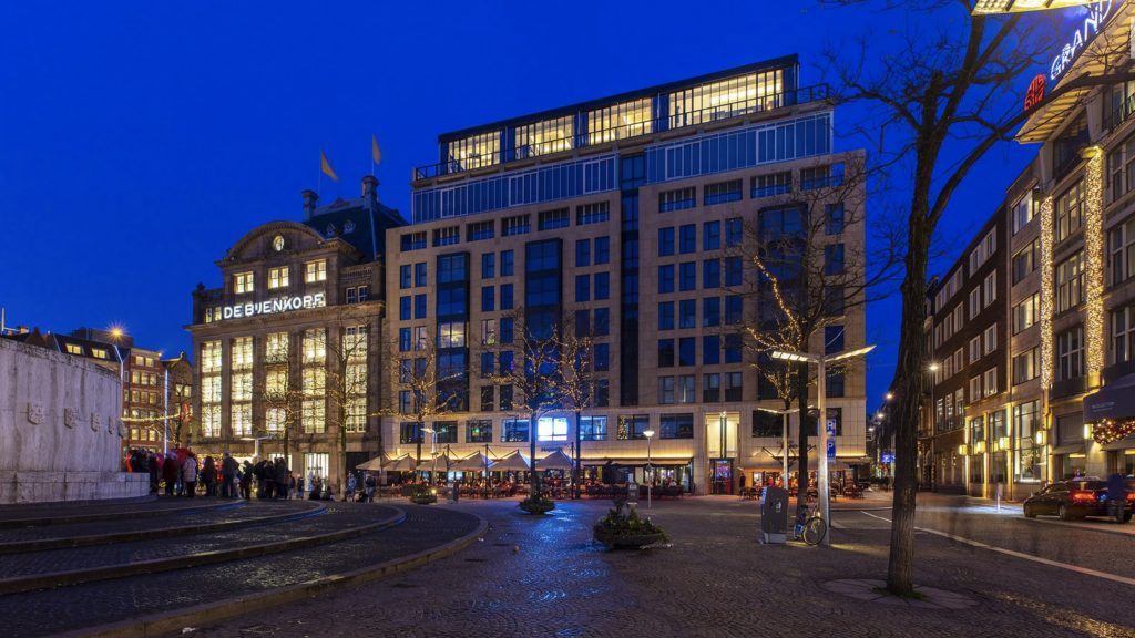 Het penthouse op Dam 3 in Amsterdam is te koop voor 11,5 miljoen euro.