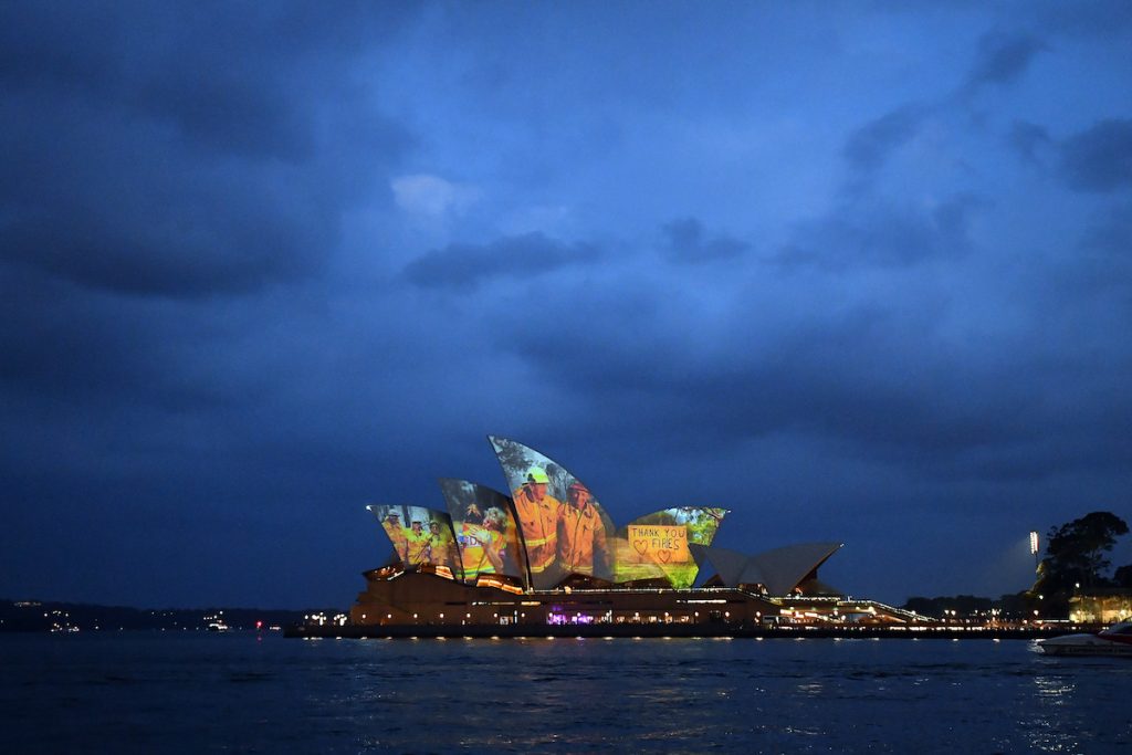 Eerbetoon Sydney Opera House aan brandweer en slachtoffers branden