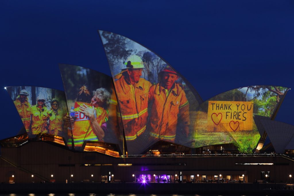 Eerbetoon Sydney Opera House aan brandweer en slachtoffers branden
