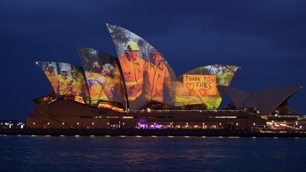 Eerbetoon Sydney Opera House aan brandweer en slachtoffers branden