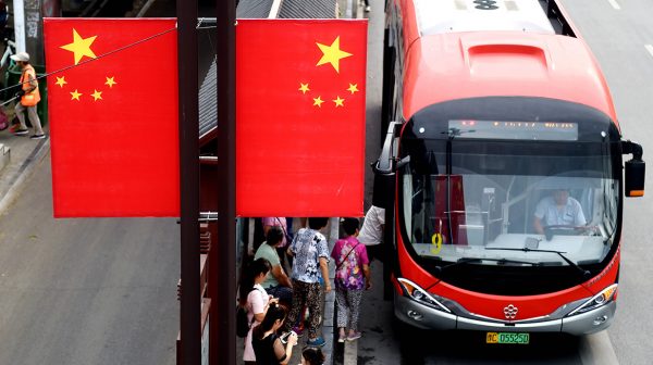 Zes doden en meerdere gewonden door bus in zinkgat China