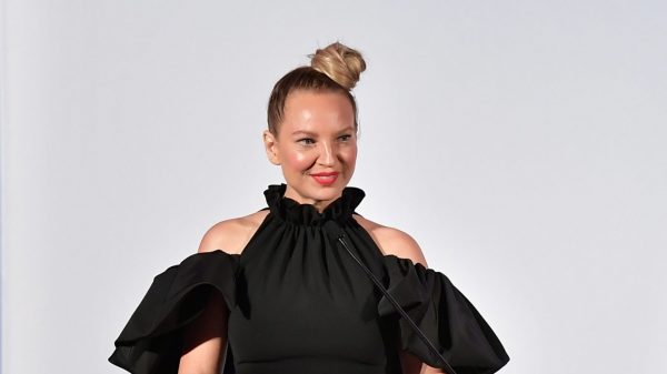 Sia heeft zoon geadopteerd en doet pikante uitspraak over collega