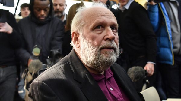 Franse priester Bernard Preynat staat terecht voor misbruiken tien jongens