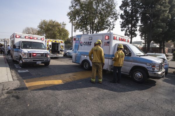 Vliegtuig dumpt brandstof boven school Los Angeles, kinderen raken gewond